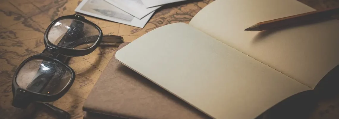 carnet de voyage, lunettes et photographie